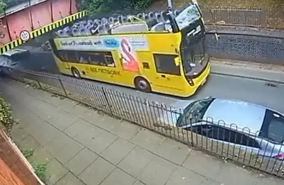 Al menos 20 heridos tras autobús de dos pisos chocar contra puente en Inglaterra