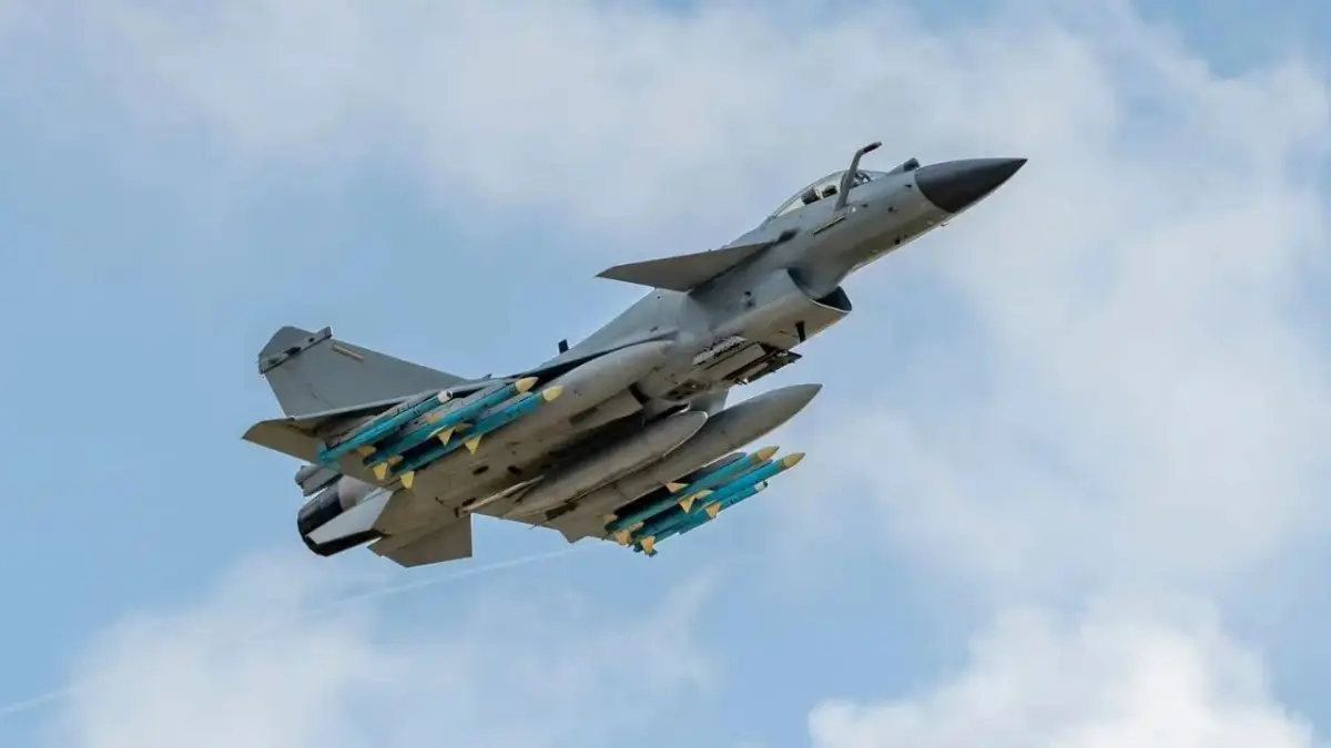 Al menos 16 muertos al estrellase un avión militar contra una escuela en Bangladés