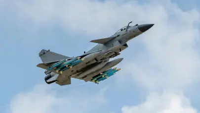 Al menos 16 muertos al estrellase un avión militar contra una escuela en Bangladés