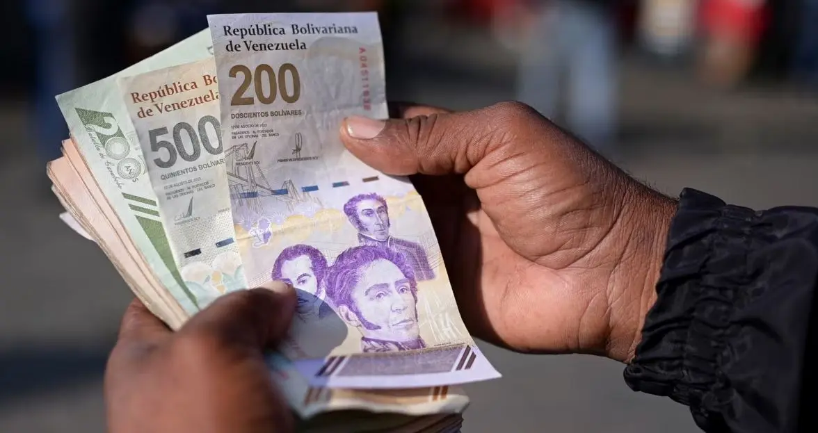 Moneda venezolana cae un 52 % frente al dólar en el mercado oficial en el primer semestre