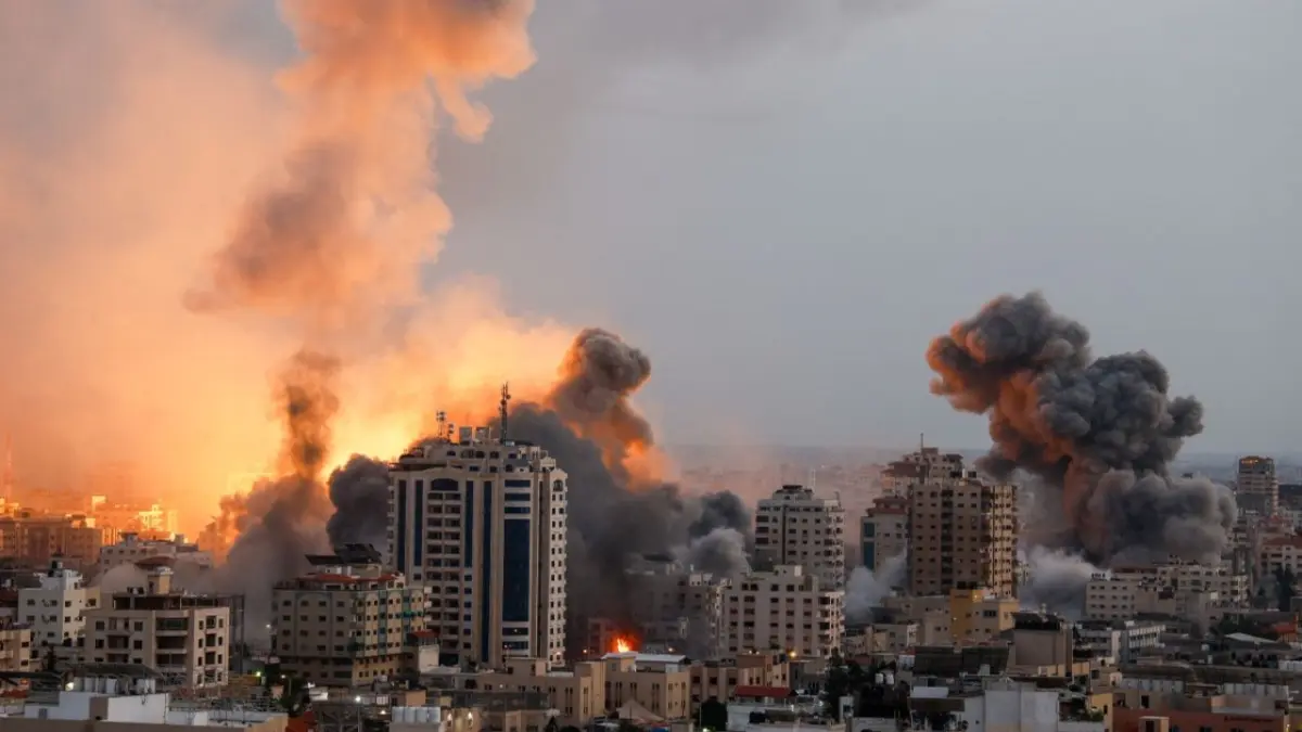 Nuevo bombardeo de Israel a objetivo militar en zona presidencial de Siria queda captado en vivo en programa de TV