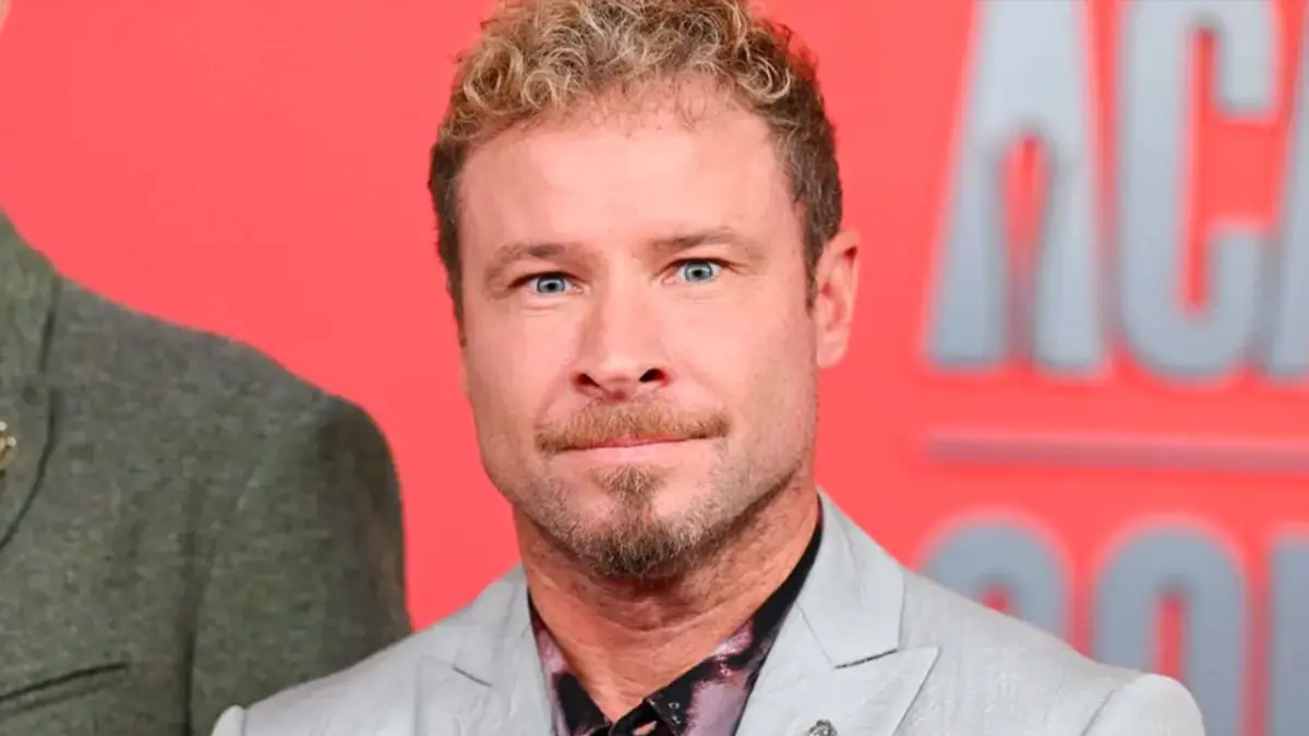 Miembro de Backstreet Boys demanda a la policía por dejar entrar turistas en su playa