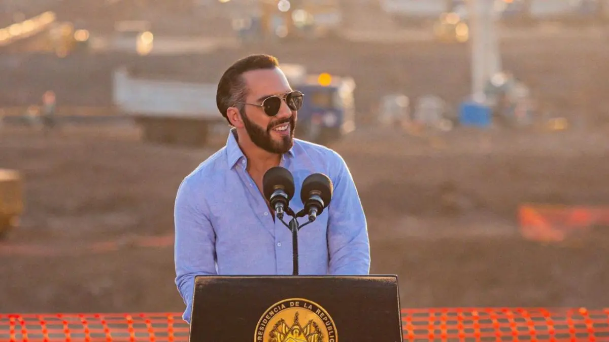 Bukele llama a consultas a embajadora en México por incidente con narcoavioneta