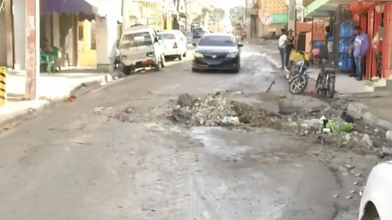 Calles deterioradas y fuga de agua mantienen en alerta a comunidades de Herrera y Gazcue