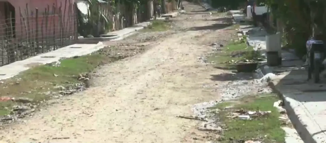 Comunidades de Azua, Nagua y Moca denuncian abandono de infraestructura