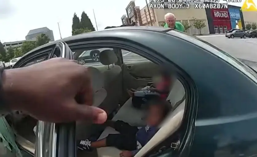 Policía rescata dos niños atrapados en auto bajo el sol en Georgia