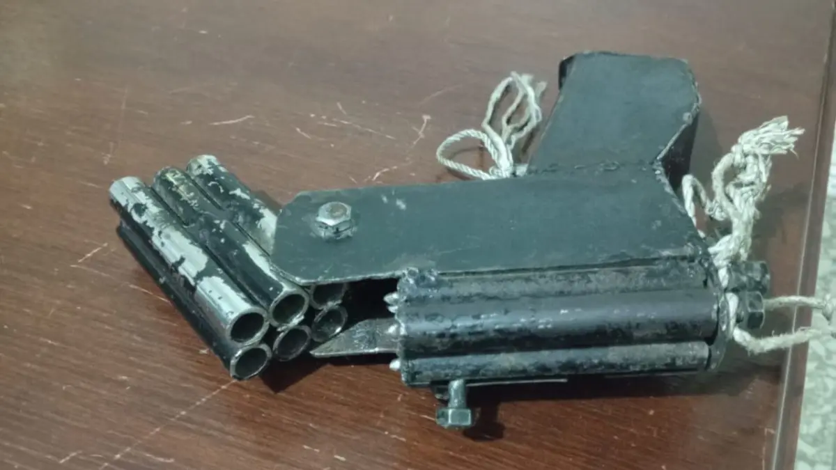 Detienen a un dominicano por transportar a un extranjero indocumentado que portaba un arma de fabricación casera