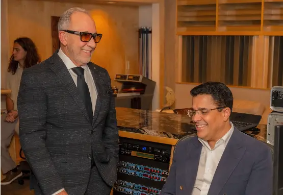 Emilio Estefan le pide a David Collado sentarse en su silla “para que le dé suerte”