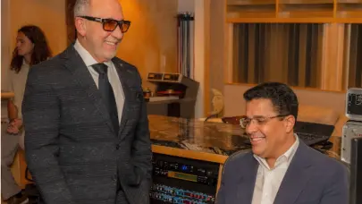 Emilio Estefan le pide a David Collado sentarse en su silla “para que le dé suerte”