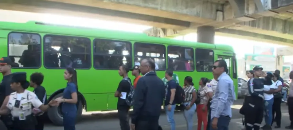 Cierre parcial del Metro en Villa Mella provoca largas filas, taponamientos y caos
