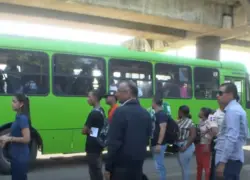 Cierre parcial del Metro en Villa Mella provoca largas filas, taponamientos y caos