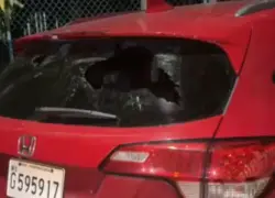 Mujer denuncia que motociclista la agredió y causó daños a su vehículo tras un accidente menor