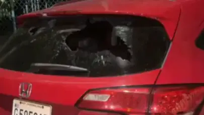 Mujer denuncia que motociclista la agredió y causó daños a su vehículo tras un accidente menor