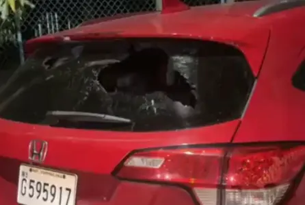 Mujer denuncia que motociclista la agredió y causó daños a su vehículo tras un accidente menor