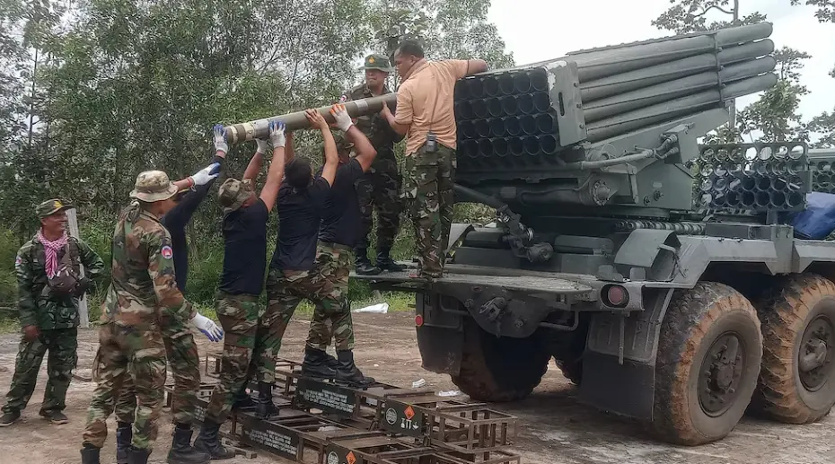 Tailandia y Camboya evalúan una tregua propuesta por Malasia mientras mantienen los enfrentamientos