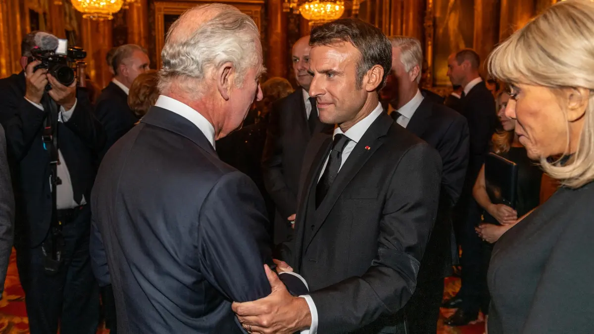 Carlos III, un rey francófono que recibe a Macron en visita a Reino Unido