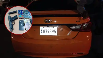 Policía recupera vehículo robado y apresa a cuatro hombres con arma ilegal en SDN