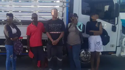 Migraci&oacute;n apresa chofer trasladaba indocumentados