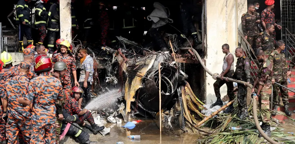 Un caza cae sobre una escuela en Bangladesh: 20 muertos y al menos 160 heridos