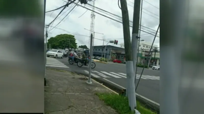 Denuncian Calles deterioradas y postes a punto de caer en SD