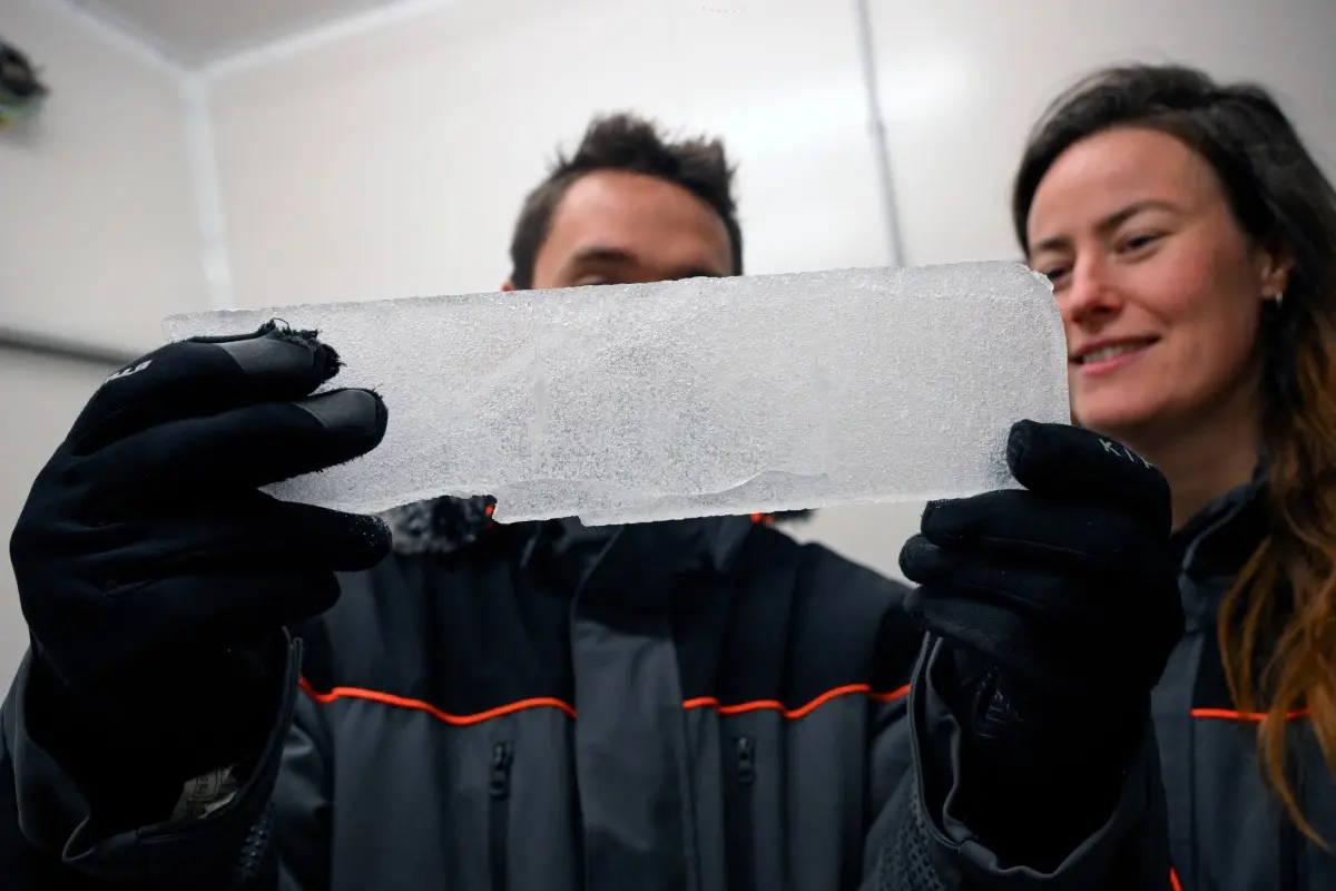 Científicos estudian hielo en busca de claves climáticas en laboratorio de Bruselas