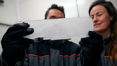 Cient&iacute;ficos estudian hielo en busca de claves clim&aacute;ticas en laboratorio de Bruselas