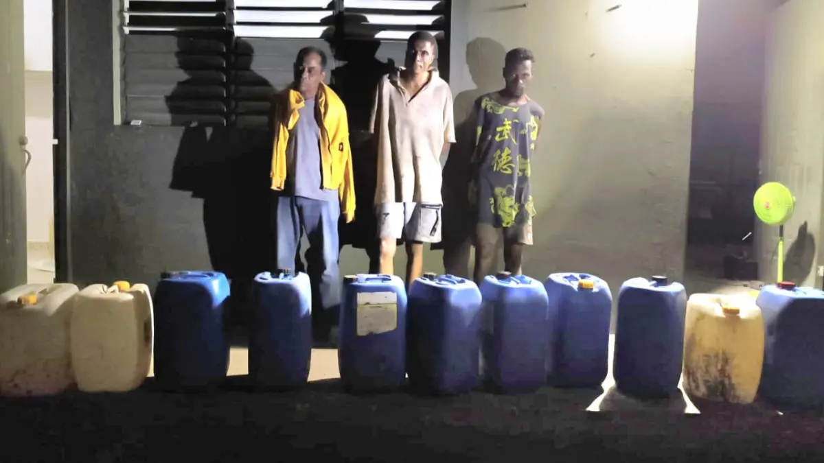 Ejército ocupa 55 galones de clerén y detiene a tres personas en Dajabón