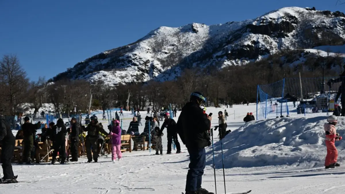 Con la nieve en retirada, los centros de esquí de Chile se adaptan al cambio climático