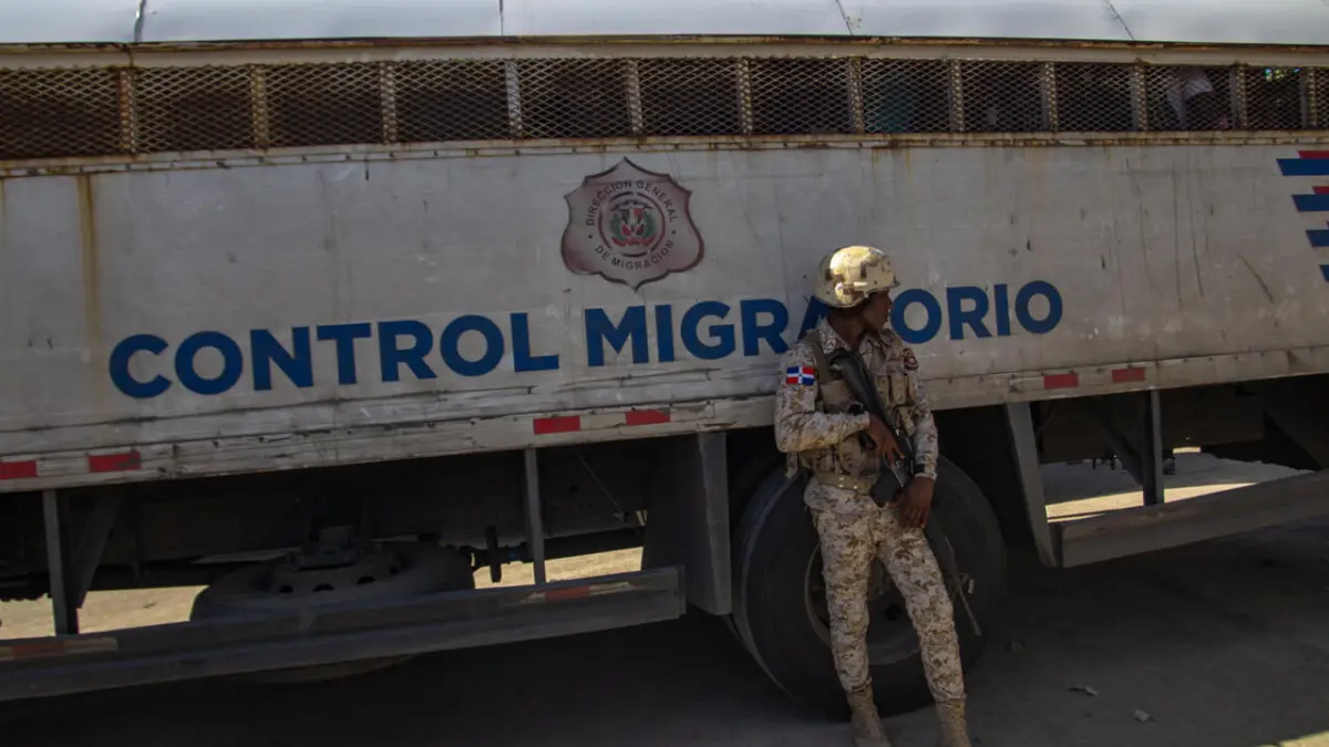 Oficialismo defiende redadas migratorias pese a críticas de la Iglesia y defensores de derechos humanos