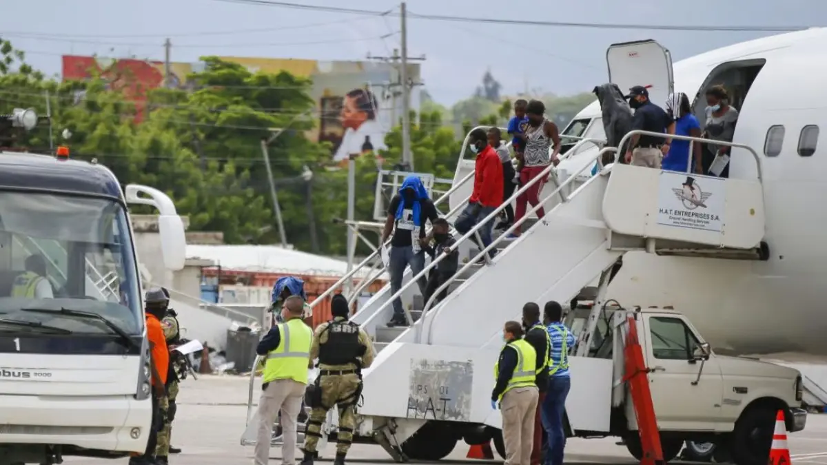 Haitianos deportados por financiar grupos criminales serán detenidos al llegar al país