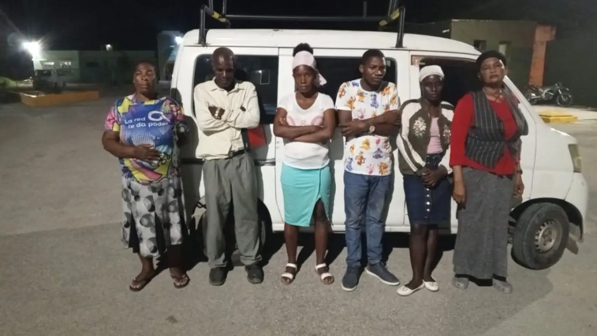 Detienen a mujer que transportaba a 11 haitianos indocumentados en un minibús en Bahoruco