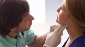 Cómo hablar con seres queridos tras un diagnóstico de cáncer de cabeza y cuello
