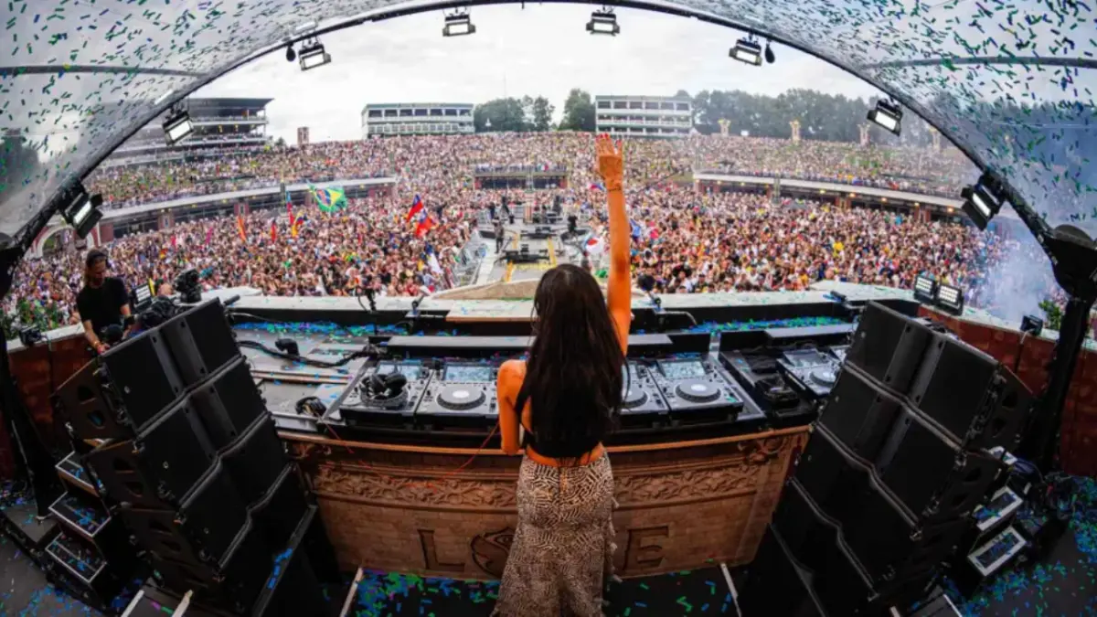 DJ española B Jones confía en que Tomorrowland hará magia para superar el incendio Sara Morato Núñez