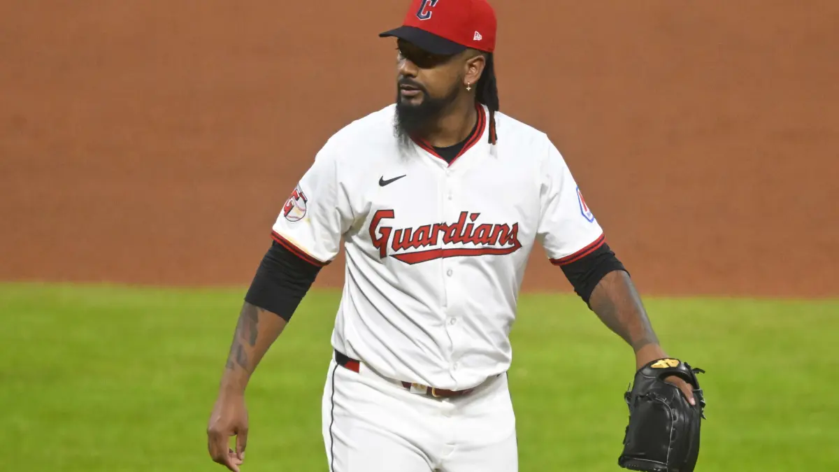 MLB pone en licencia al cerrador dominicano Emmanuel Clase por investigación de apuestas deportivas