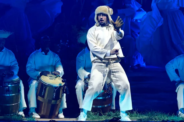 PETA acusa a Bad Bunny de maltrato animal por el uso de gallinas vivas en sus conciertos en Puerto Rico