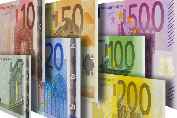 El euro sigue por debajo de 1.17 dólares ante las tensiones entre la Unión Europea y Estados Unidos