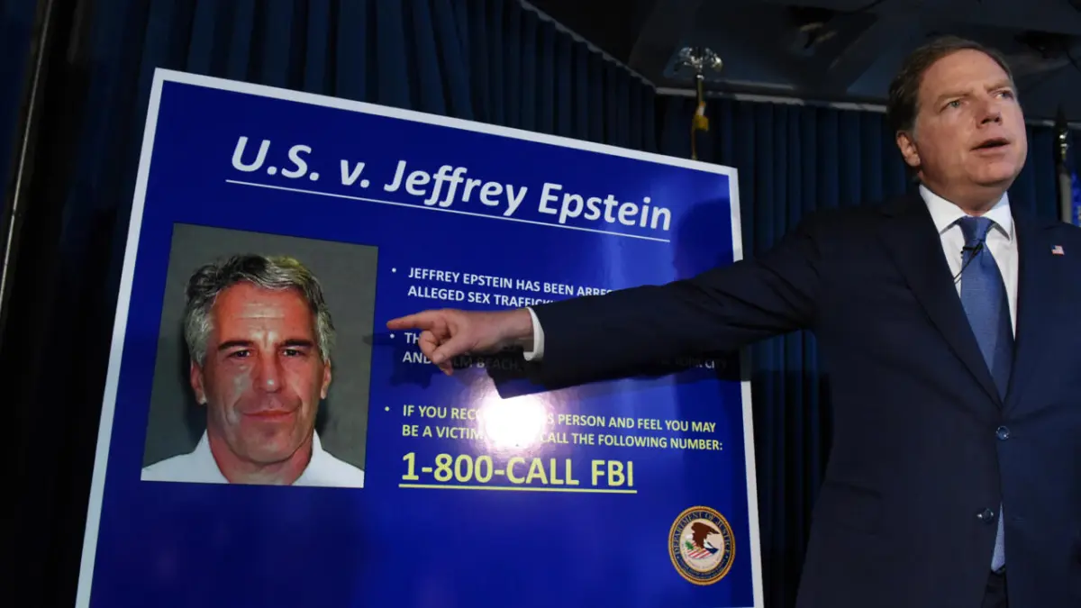 El caso de Jeffrey Epstein causa un choque interno en el círculo de Trump, el FBI y el DOJ