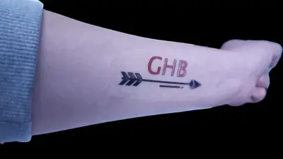 Investigadores desarrollan tatuaje temporal que te avisa si una bebida contiene droga