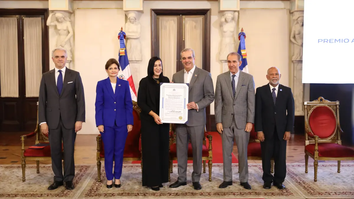 Presidente Abinader entrega a tres profesores el Premio a la Excelencia Magisterial 2025