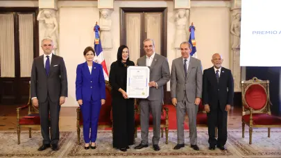 Presidente Abinader entrega a tres profesores el Premio a la Excelencia Magisterial 2025
