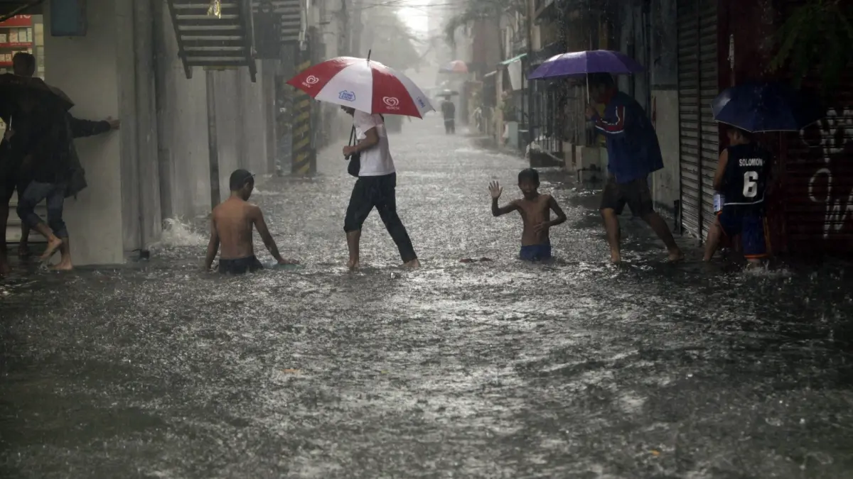 Fuertes lluvias e inundaciones paralizan Manila, Filipinas, y obligan a evacuar a miles de personas