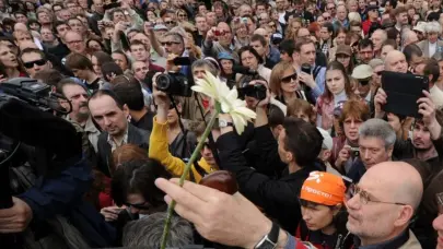 Fiscal&iacute;a rusa pide 18 a&ntilde;os para Boris Akunin, el escritor m&aacute;s le&iacute;do hasta la guerra
