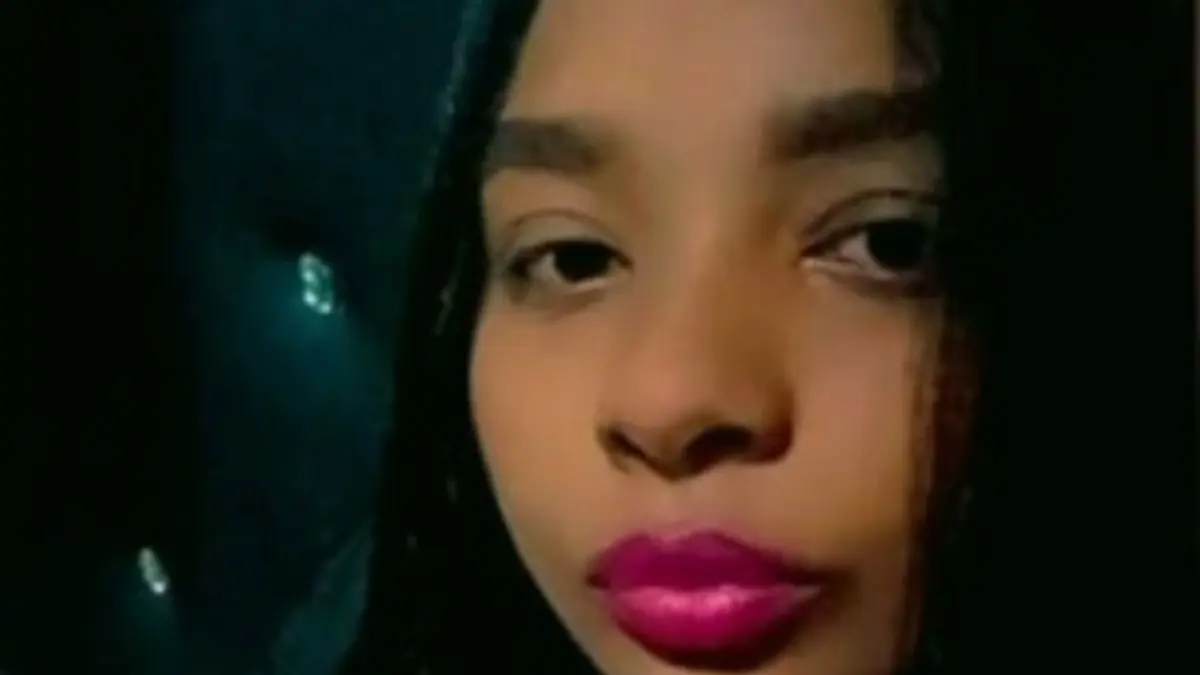 Investigan homicidio de joven en Santo Domingo; presunta agresora embarazada se entrega a la policía