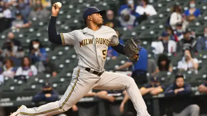 Dominicano Freddy Peralta logra su novena victoria con los Cerveceros
