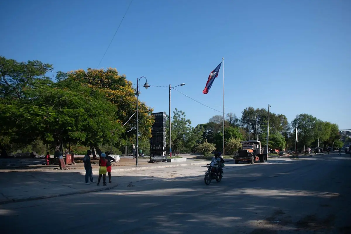 Gobierno haitiano expresa indignación por incendio de mítico hotel a manos de pandilleros