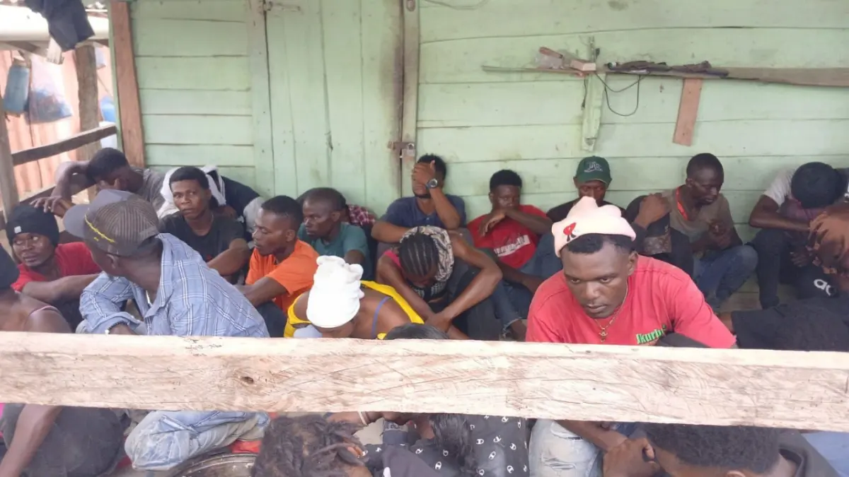 Ejército detiene 28 haitianos ilegales escondidos en el patio de una propiedad en Dajabón