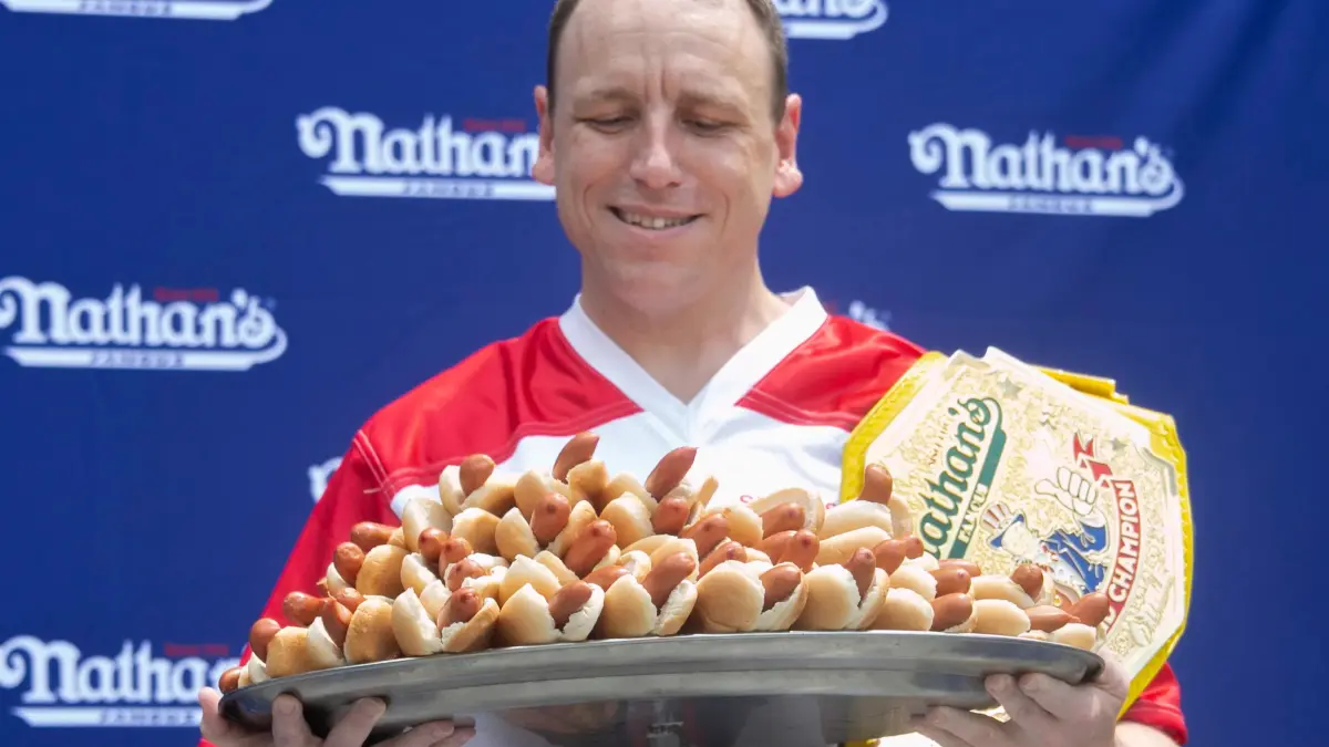 El rey del hot dog devora 70 unidades en 10 minutos en su esperado retorno a Nueva York