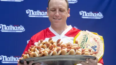 El rey del hot dog devora 70 unidades en 10 minutos en su esperado retorno a Nueva York