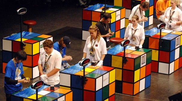 Competencia de resolver cubos Rubik gigantes.