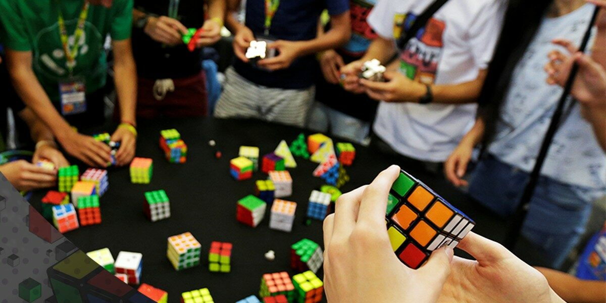 Personas jugando con cubos de Rubik multicolores